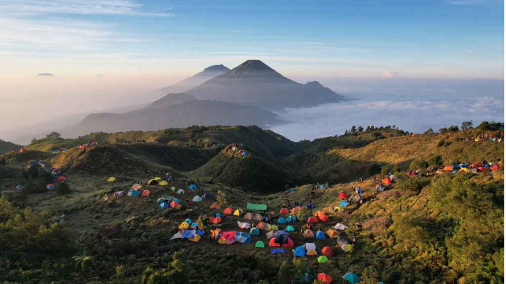 Daftar Gunung di Pulau Jawa: Panduan Lengkap untuk Pendaki dan Pecinta Alam